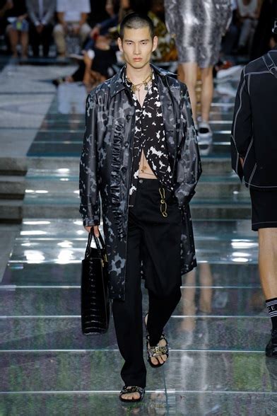 sfilate moda uomo 2019 versace|Versace Spring 2019 Menswear Fashion Show .